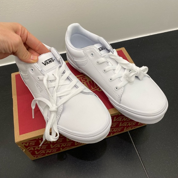 Vans- Seldan Sneaker- All White-Low-Top- Big Kids (4Y) (Woman’s size 5.)-NEW! - Picture 3 of 13